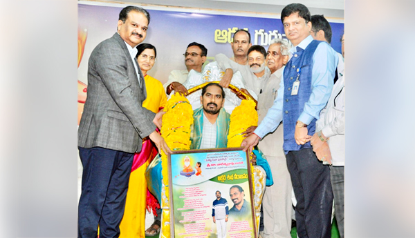 ఏలేశ్వరం వైద్యునికి సేవా పురస్కారం 