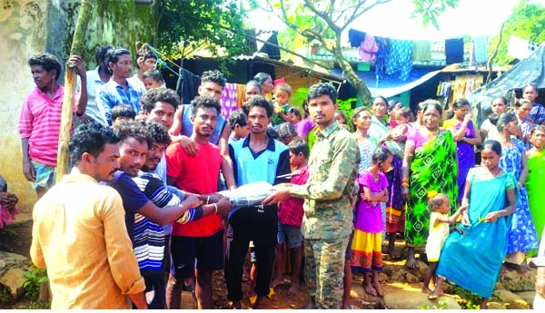 యువతకు వాలీ బాల్‌ కిట్లు పంపిణీ