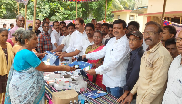 Jagananna's-health-care-worker-in-Talarevu-has-given-a-remarkable-response