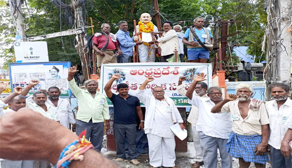 Geetha-workers-who-are-in-crisis-should-be-supported-Kallugeetha-labor-union