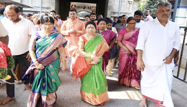 CM-KCRs-wife-Shobha-visited-Srikalahasteeshwar
