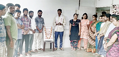 .గాంధీజీ చిత్రపటానికి నివాళులర్పిస్తున్న డివైఎఫ్‌ఐ నాయకులు