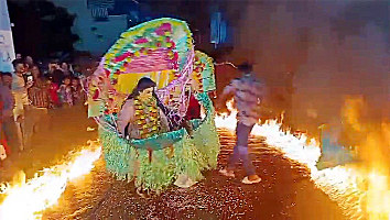 కాంతారా వేషధారణ చుట్టూ చెలరేగిన మంటలు