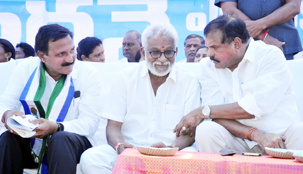 వేదికపై ఎమ్మెల్యే కడుబండితో వైవిసుబ్బారెడ్డి, మంత్రి బొత్స మాటామంతి