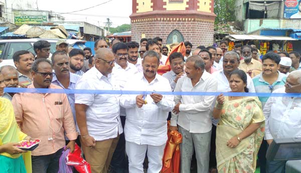  బిటి రోడ్డును ప్రారంభించిన కోలగట్ల