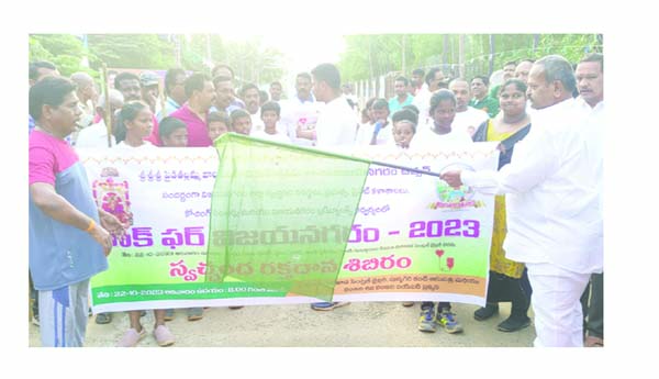 రక్తదానానికి ముందుకు రావాలి