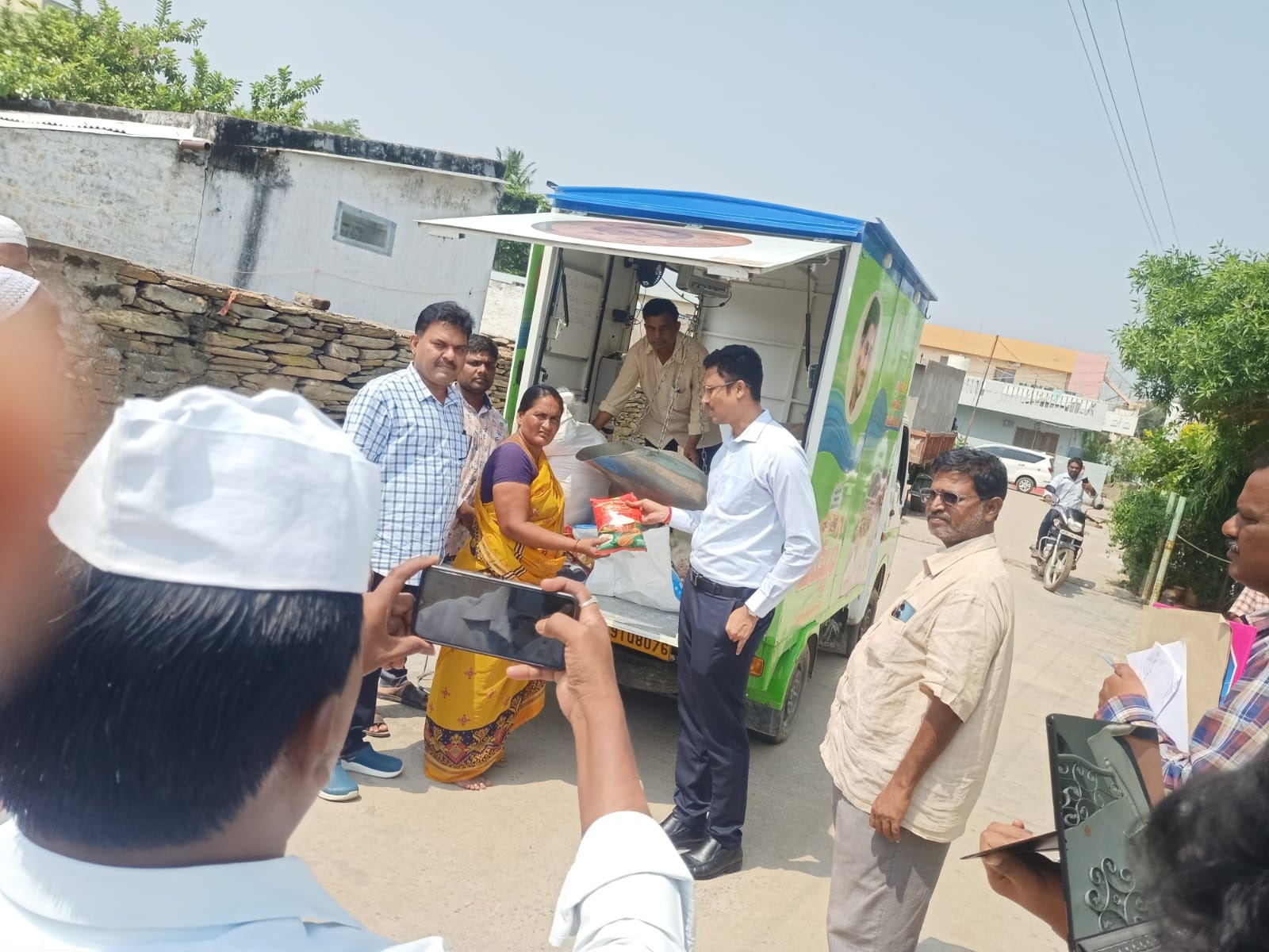 పలు అంశాలపై జెసి క్షేత్రస్థాయి పరిశీలన