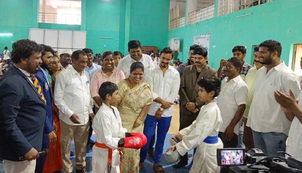 స్వీయ రక్షణకు కరాటే దోహదం : మేయర్‌