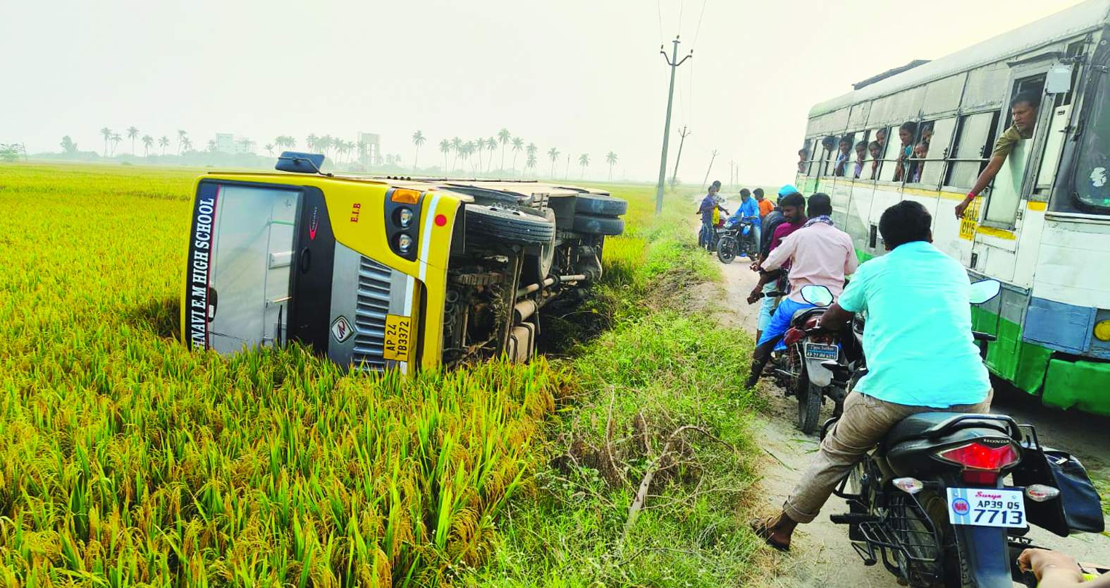 బోల్తా పడిన ప్రయివేట్‌ స్కూల్‌ బస్‌