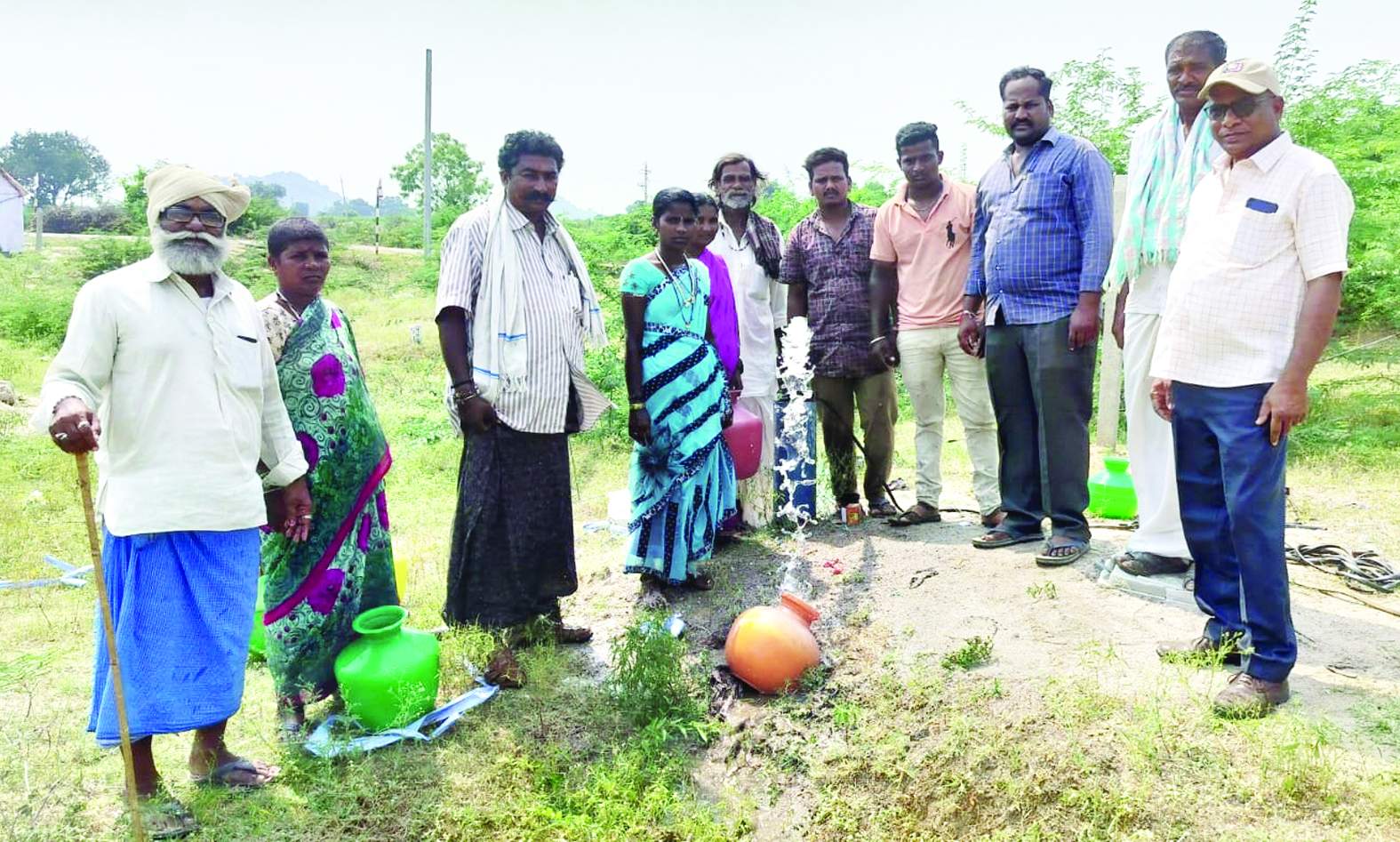 తాగునీటి వసతిని ప్రారంభిస్తున్న అధికారులు