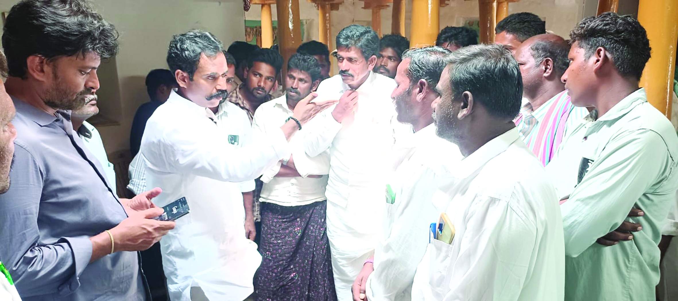 రైతులతో మాట్లాడుతున్న ప్రదీప్‌ రెడ్డి