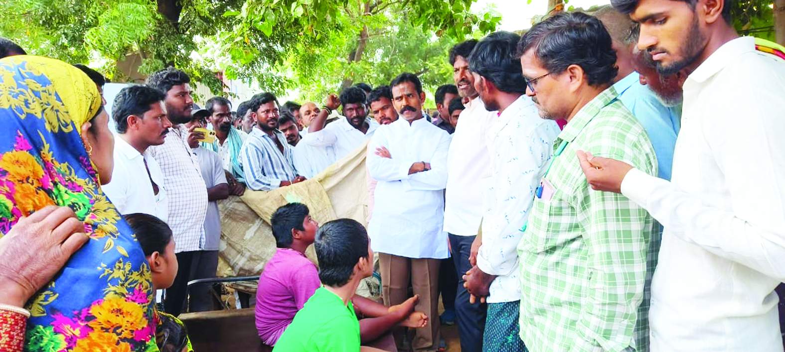 ప్రజలతో మాట్లాడుతున్న ప్రదీప్‌ రెడ్డి