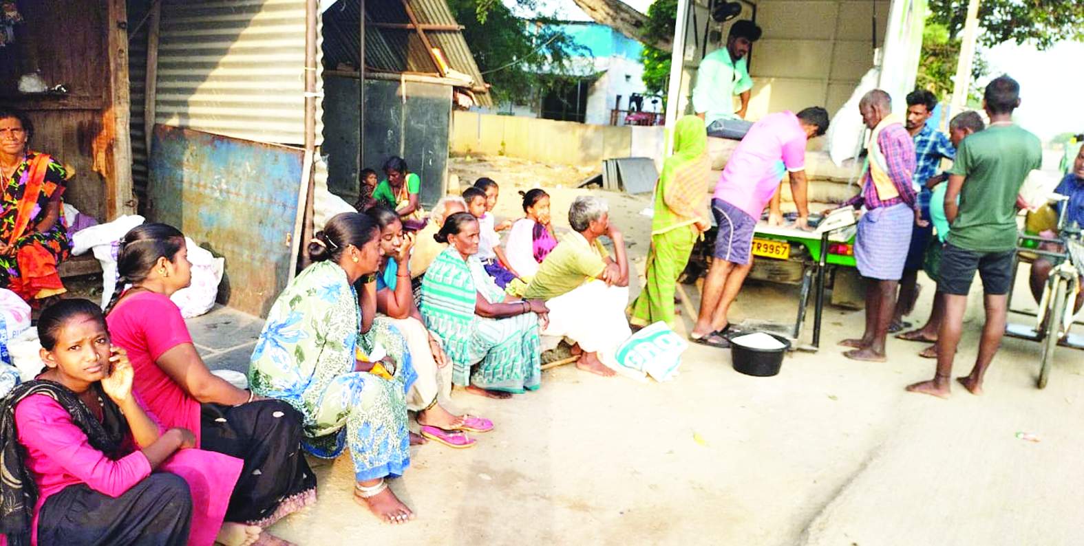 పడిగాపులు కాస్తున్న లబ్ధిదారులు