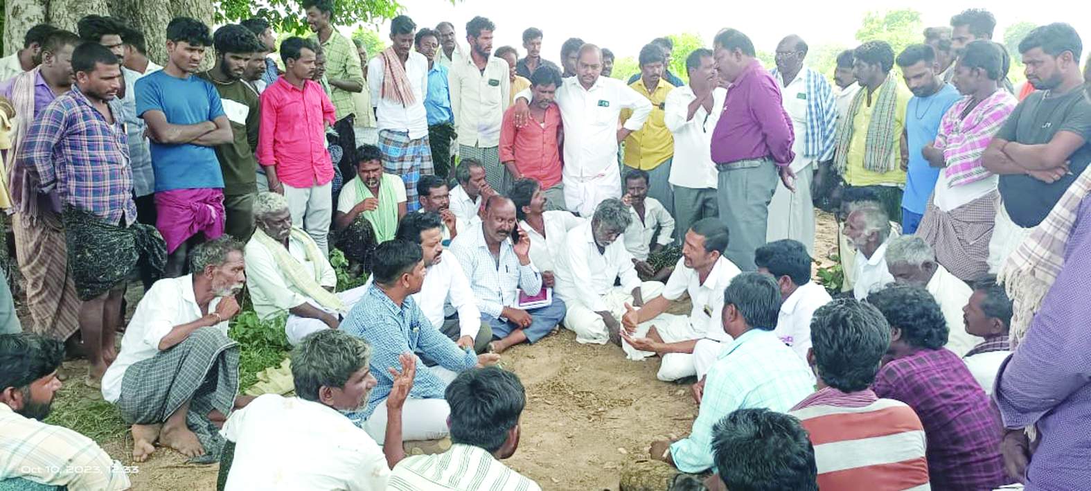 అధికారులతో మాట్లాడుతున్న రైతులు