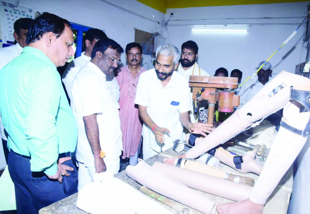 గురుదేవ్‌ ట్రస్ట్‌ సేవలు అభినందనీయం