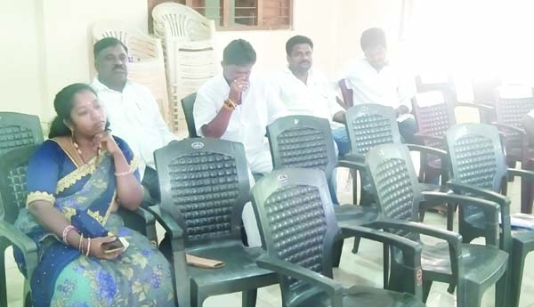 అధికారులు ఫుల్‌... సభ్యులు  నిల్‌