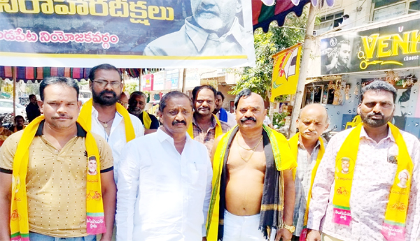 Innovative-protest-by-TDP-leaders-in-Mandapet