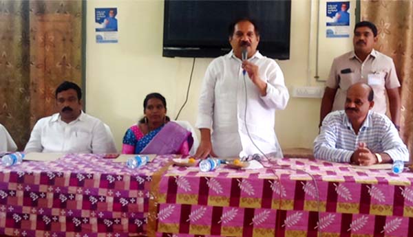 సమావేశానికి రాని అధికారులపై చర్యలు తీసుకోవాలి