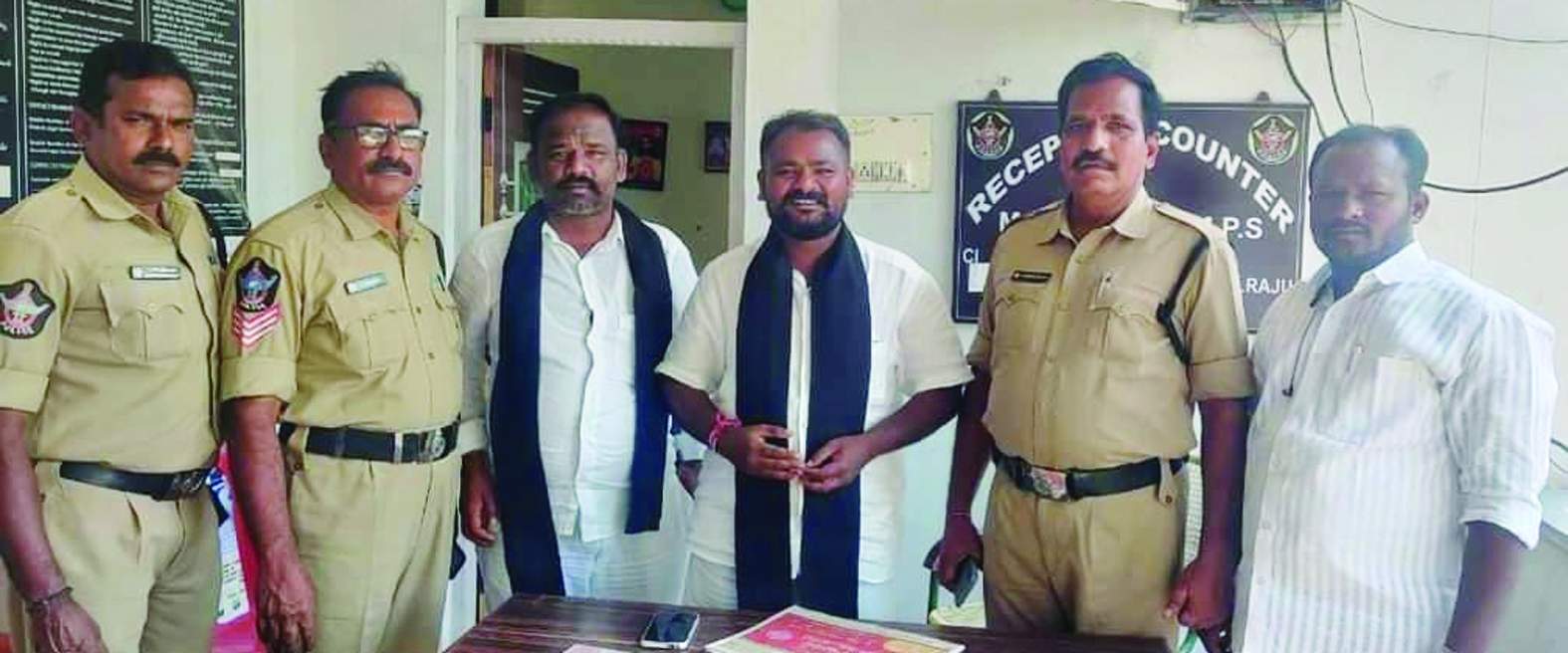 నాయకులను అరెస్టు చేసిన పోలీసులు