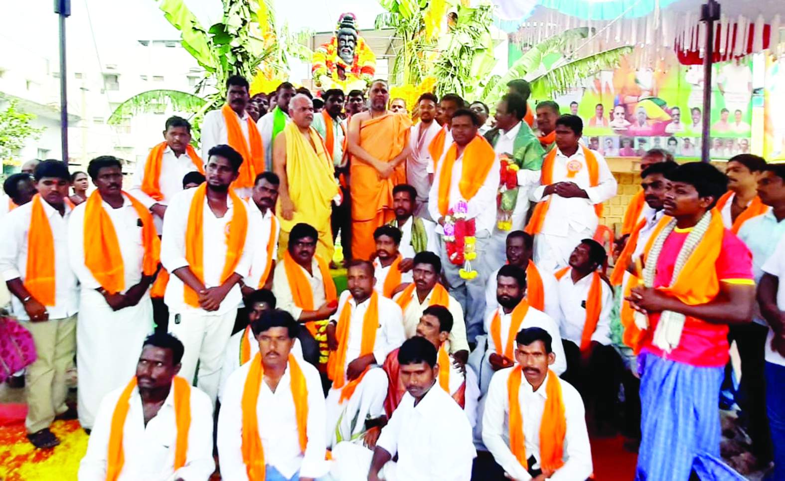 విగ్రహావిష్కరణలో పాల్గొన్న పీఠాధిపతులు శ్రీసుభుదేంధ్రతీర్థులు