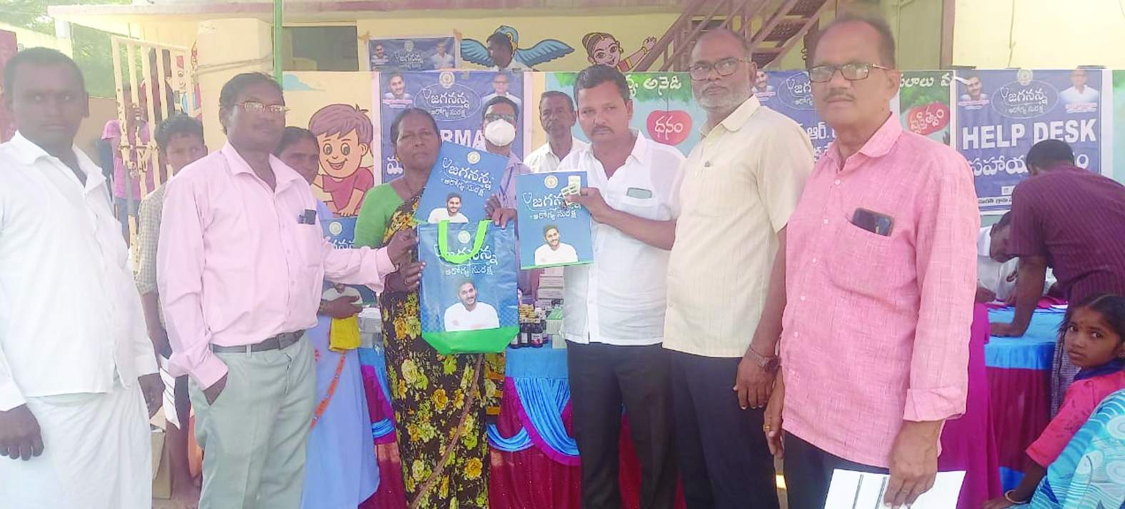 మందులను పంపిణీ చేస్తున్న సర్పంచి, అధికారులు