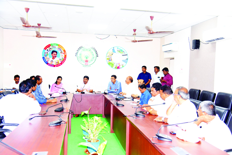 రాజకీయపార్టీల నాయకులతో కలెక్టర్‌ సమీక్ష