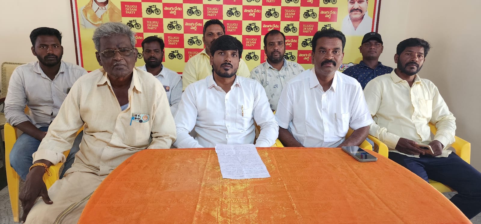 విలేకరుల సమావేశంలో మాట్లాడుతున్న సర్పంచ్‌ 