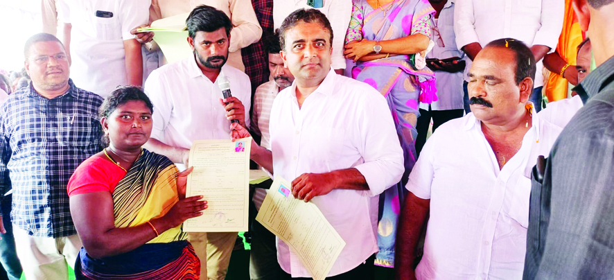 ఇళ్ల పట్టాలు పంపిణీ చేస్తున్న ఎమ్మెల్యే మహేశ్‌రెడ్డి