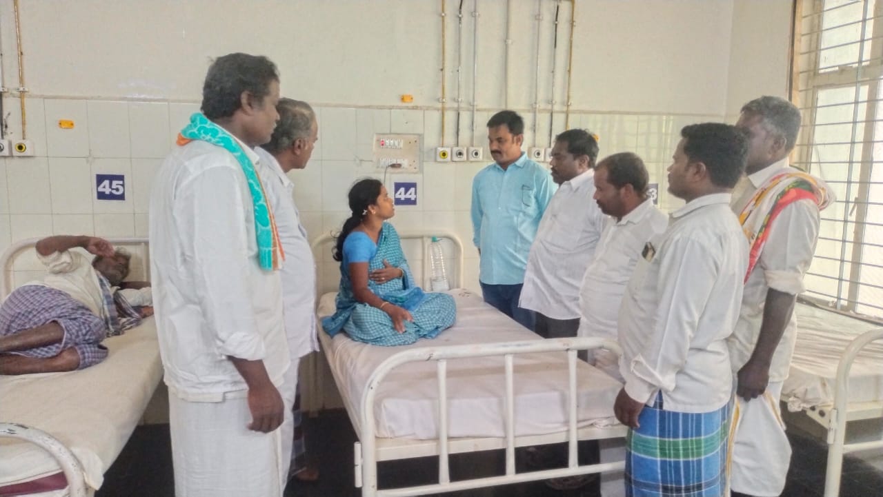 బాధితురాలిని పరామర్శిస్తున్న నేతలు 