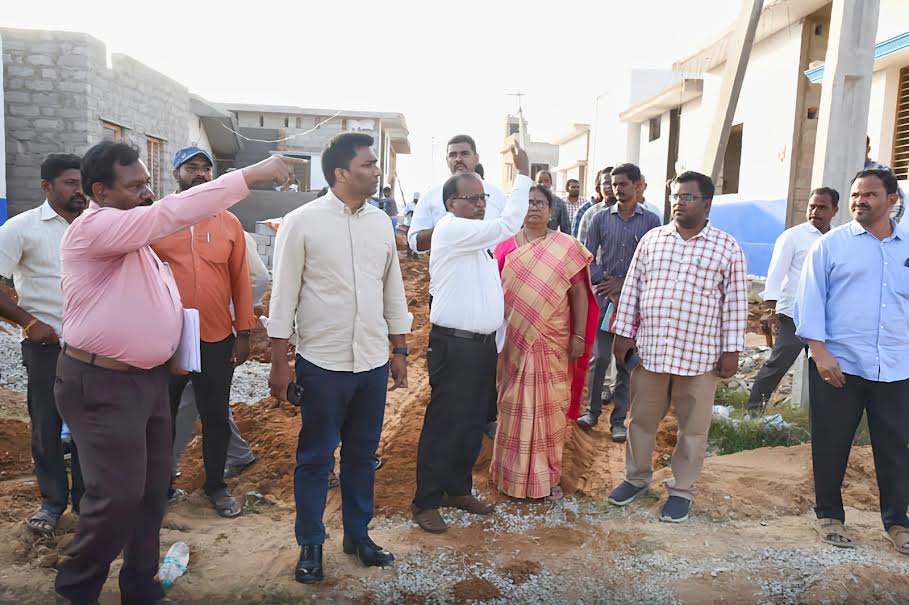 ఇళ్ల నిర్మాణాలను పరిశీలించిన కలెక్టర్‌