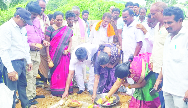 మంచినీటి ట్యాంకుల నిర్మాణానికి శంకుస్థాపనలు