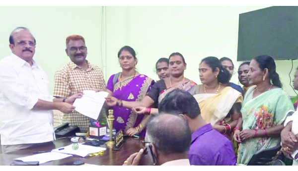 మెప్మా ఉద్యోగుల ధర్నా