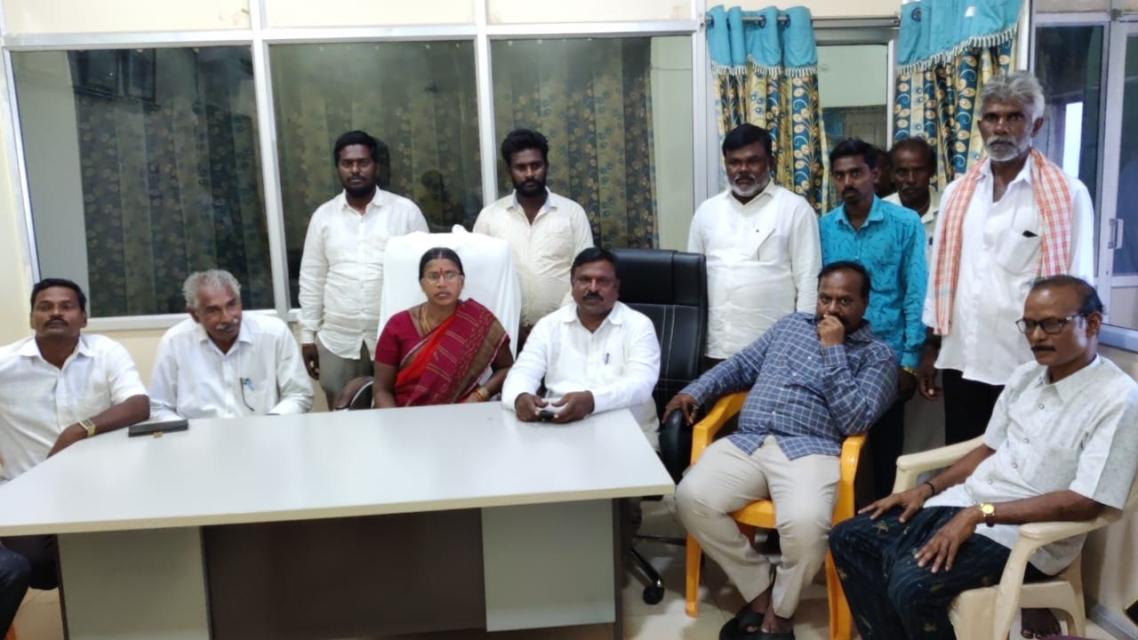 రొంపిచర్ల మార్కెట్‌ యార్డు చైర్‌పర్సన్‌ రాజీనామా