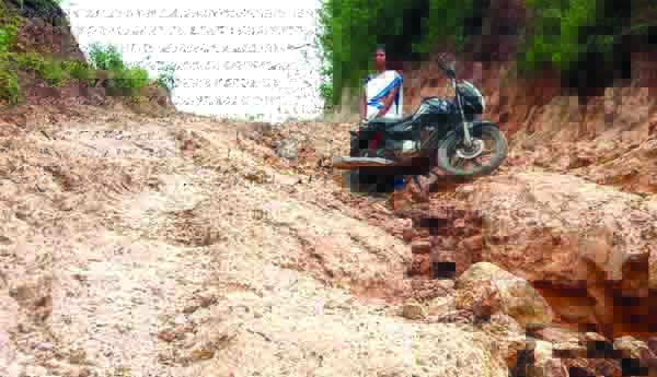 రహదారి ఇలా.. వెళ్లేది ఎలా?