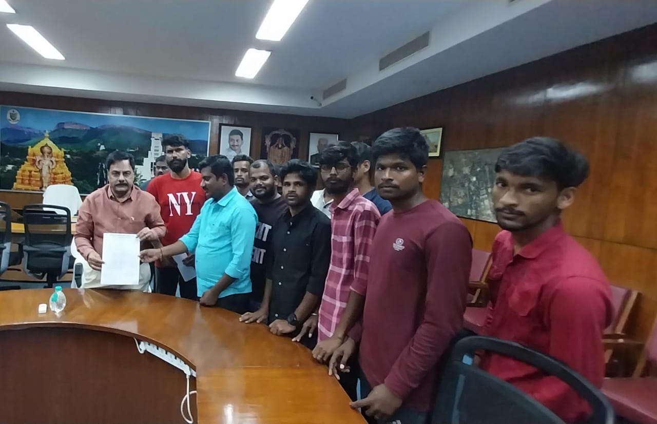 వీసీకి వినతిపత్రం ఇస్తూ...