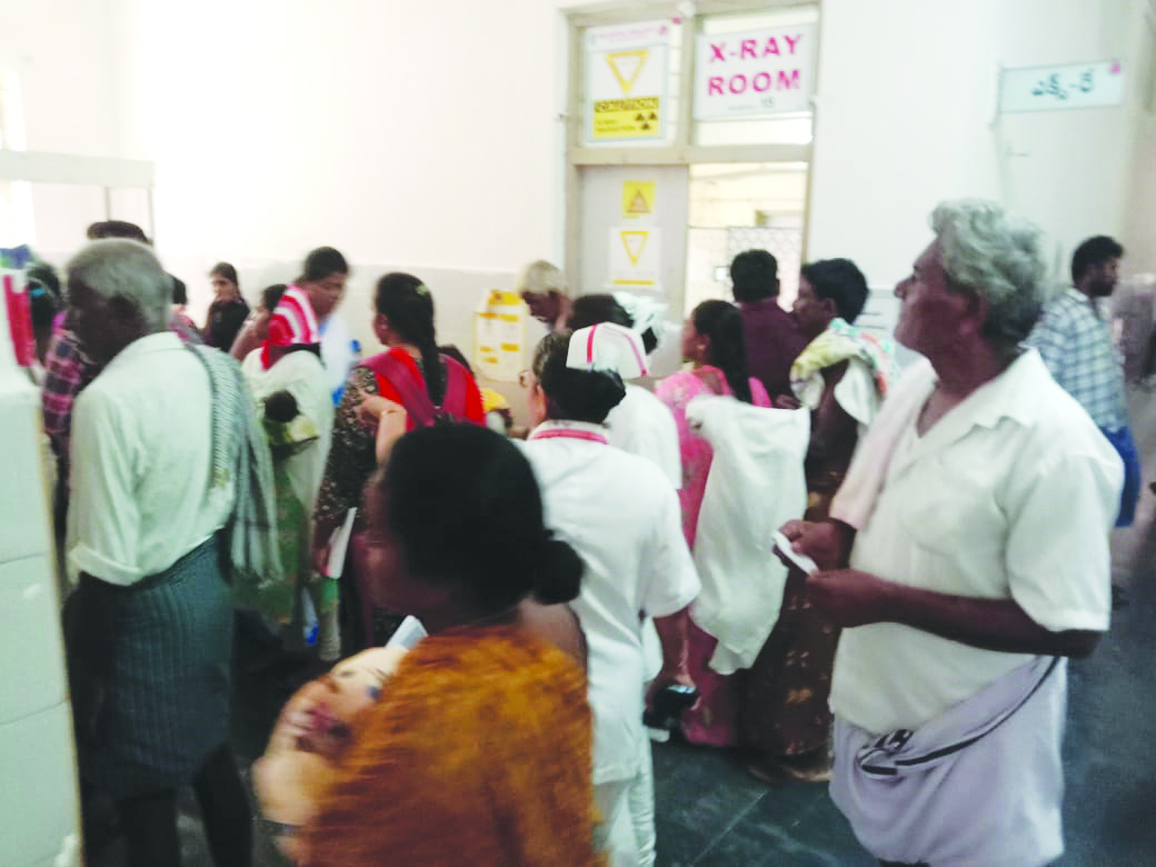 వైద్యశిబిరంలో ఇచ్చిన స్లిప్పులతో శ్రీకాళహస్తి ఏరియా ఆస్పత్రికి వచ్చిన రోగులు