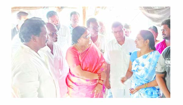 అగ్ని ప్రమాద భాదితులకు ఆర్థికసాయం