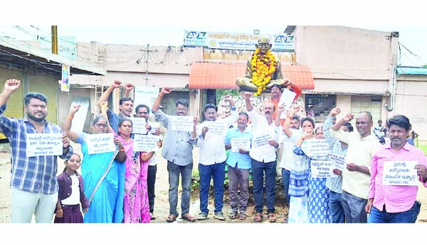  సమగ్ర శిక్ష ఉద్యోగుల సమస్యలు పరిష్కరించాలని గాంధీ విగ్రహాలకు వినతులు