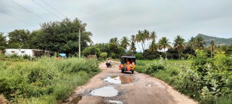 రోడ్డుపై మురుగునీరు