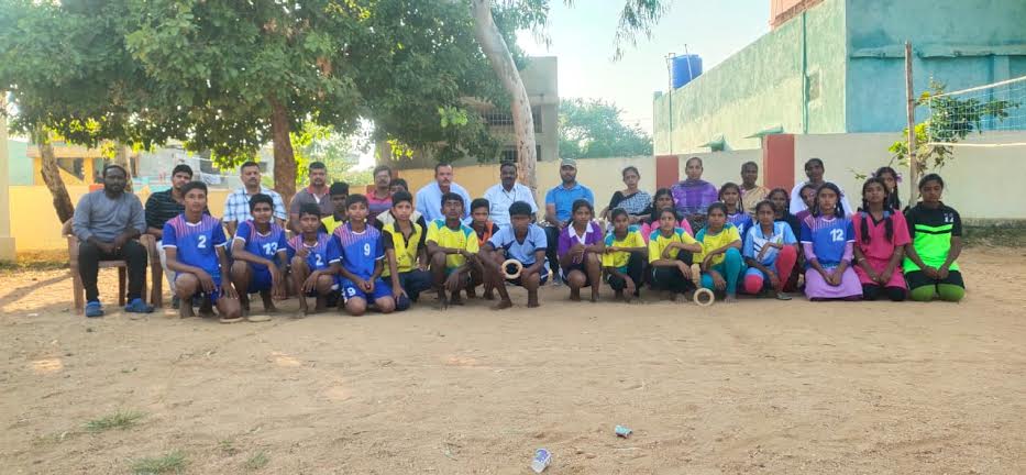 జిల్లాస్థాయి పోటీలకు ఎంపికైన విద్యార్థులతో వ్యాయామ ఉపాధ్యాయులు