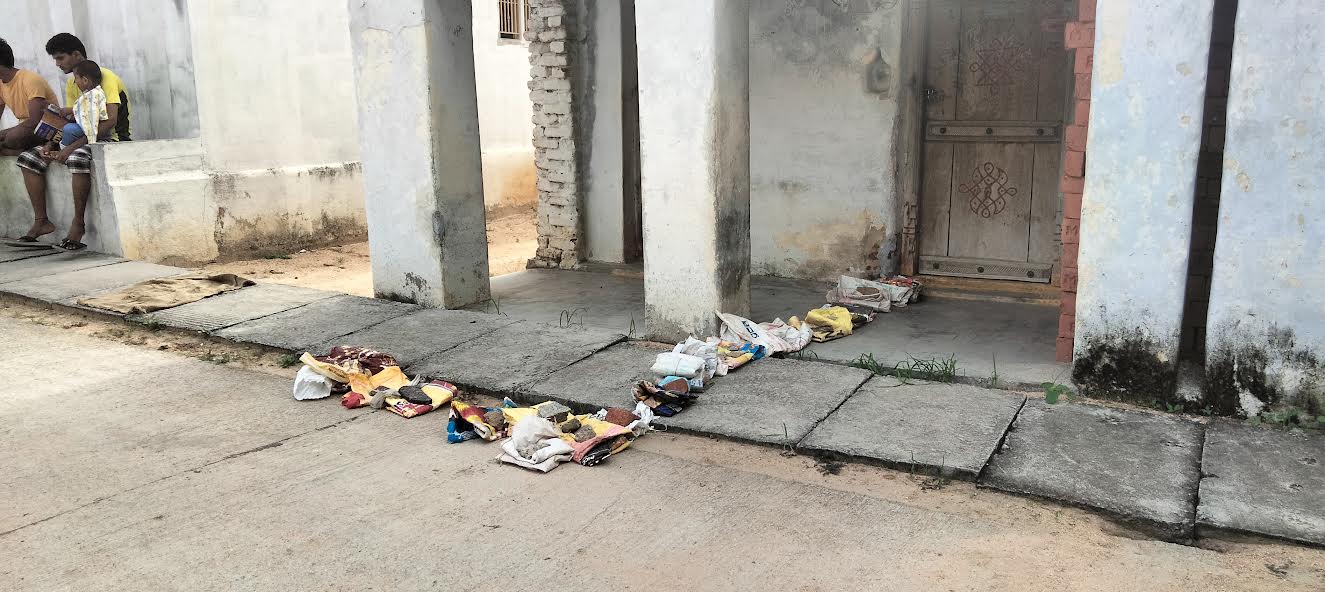 సంచులు లైన్‌గా ఏర్పాటు చేసుకున్న స్థానికులు