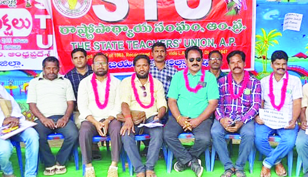 పెండింగ్‌ బకాయిలు చెల్లించాలని ఆక్రందన దీక్ష