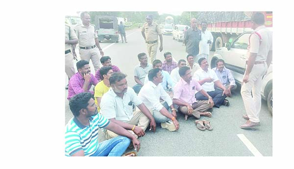 మాజీ ఎమ్మెల్యే అడ్డగింత
