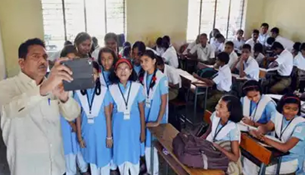 teacher-selfie-with-top-students