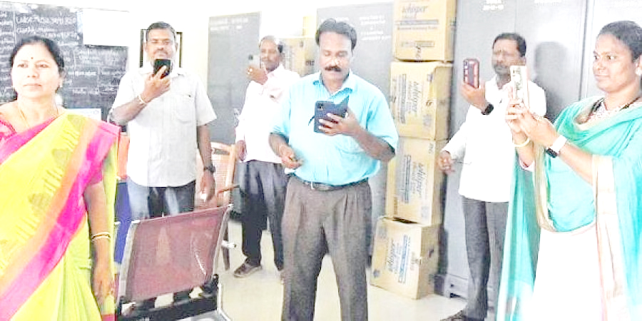 ఇలాగైతే పాఠాలు చెప్పేదెలా..!