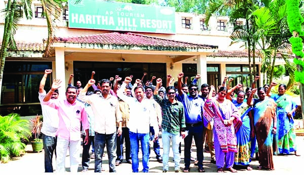 టూరిజం కార్మికుల నిరసన