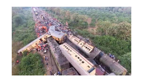 పట్టాలపై నలిగిన బతుకులు