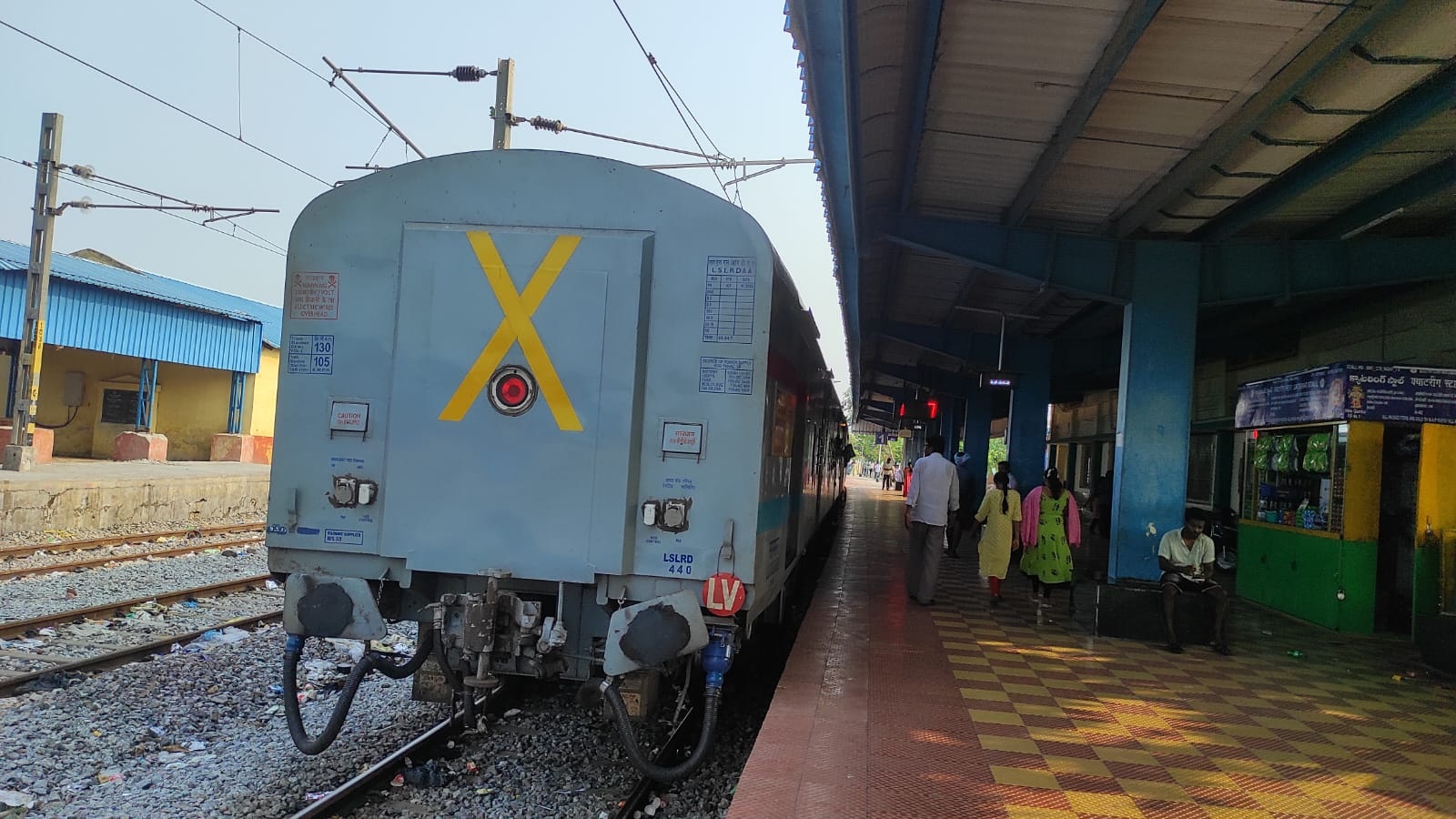 సామాన్యులకు దూరంగా రైలు