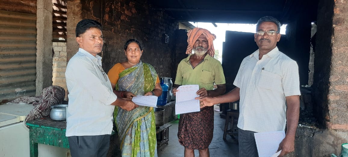 పాదయాత్ర కరపత్రాలు పంపిణీ