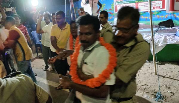 యుటిఎఫ్‌ నాయకులను అస్పత్రికి తరలిస్తున్న పోలీసులు